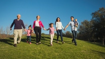 Eine Familie geht zusammen im Park spazieren Eine Familie geht zusammen im Park spazieren